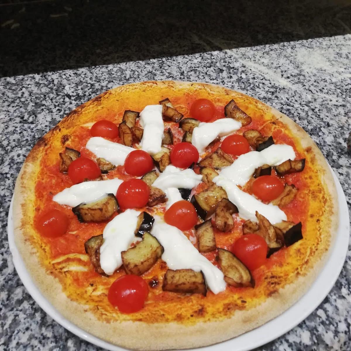 Pizza cotta nel forno a legna